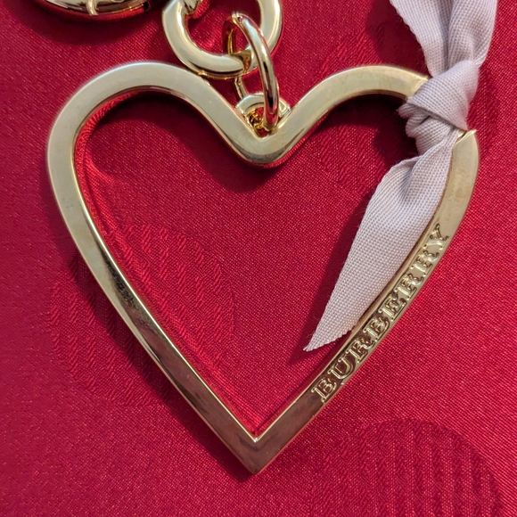 🆕 Burberry Gold Heart Bag Charm Keyring with Pink Ribbon New In Box - Picture 5 of 9